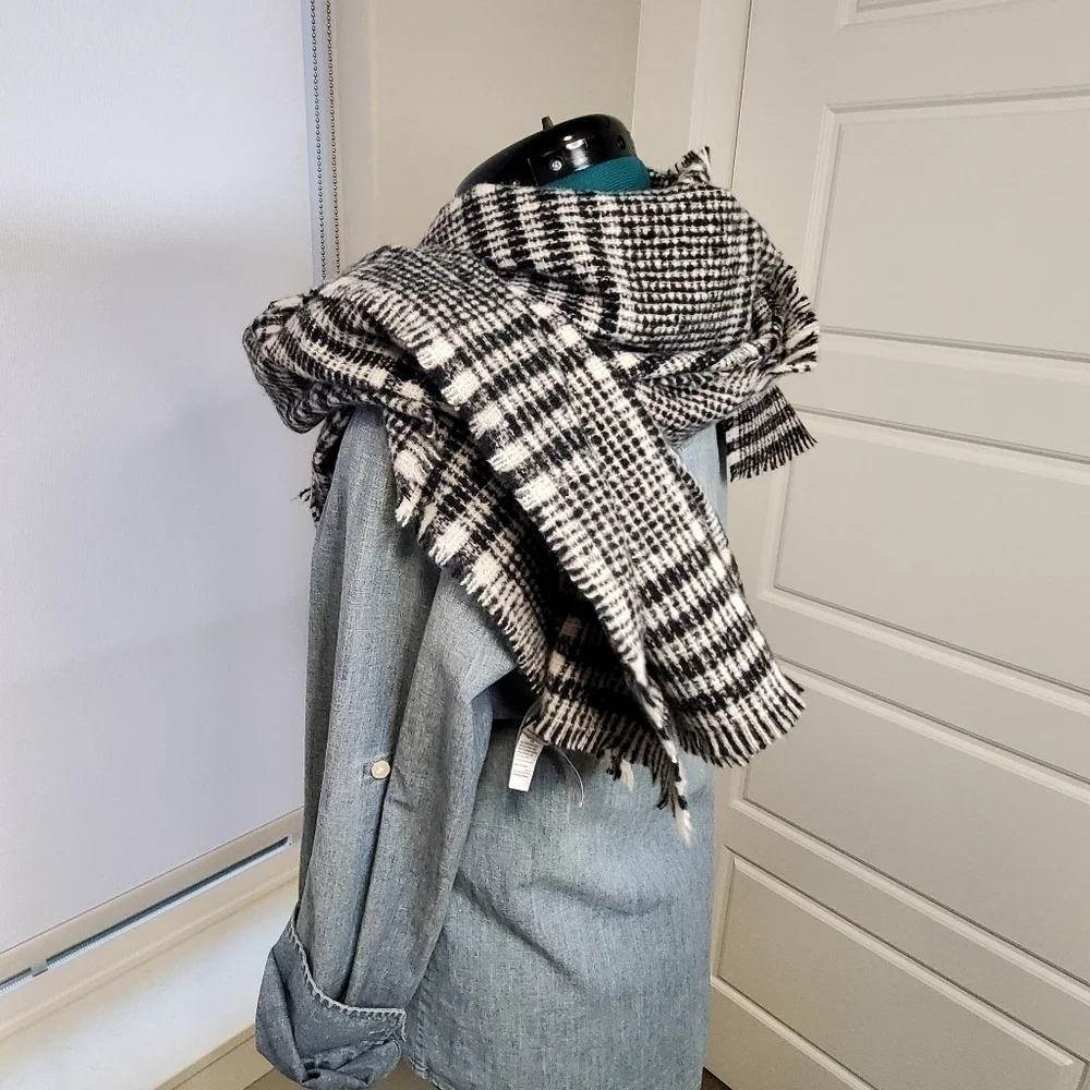 NWT OLD NAVY OVERSIZE BLANKET SCARF SHAWL WRAP BLACK & WHITE PLAID WOMEN OS